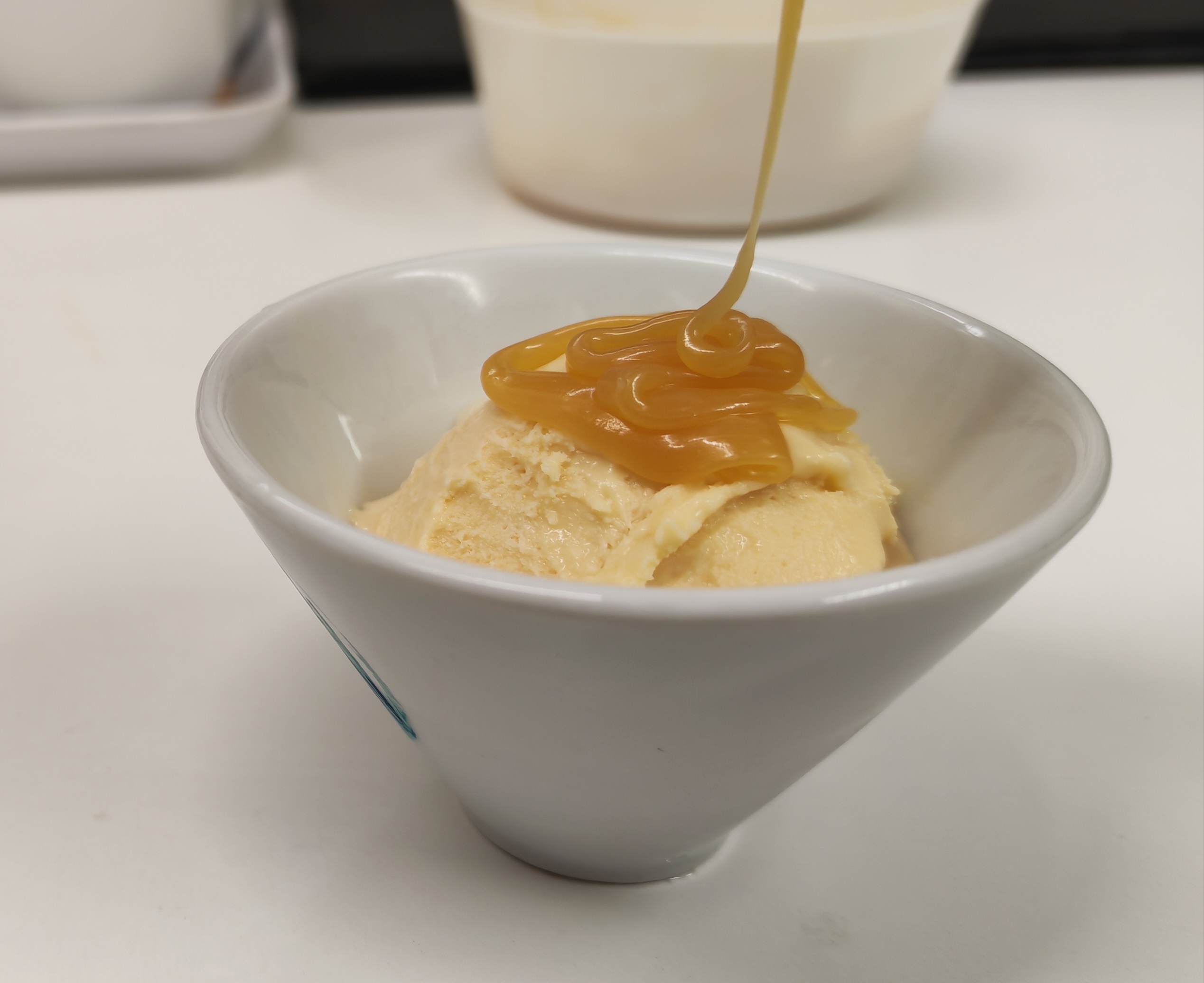 Photo de boules de glace au caramel au beurre salé et fleur de sel