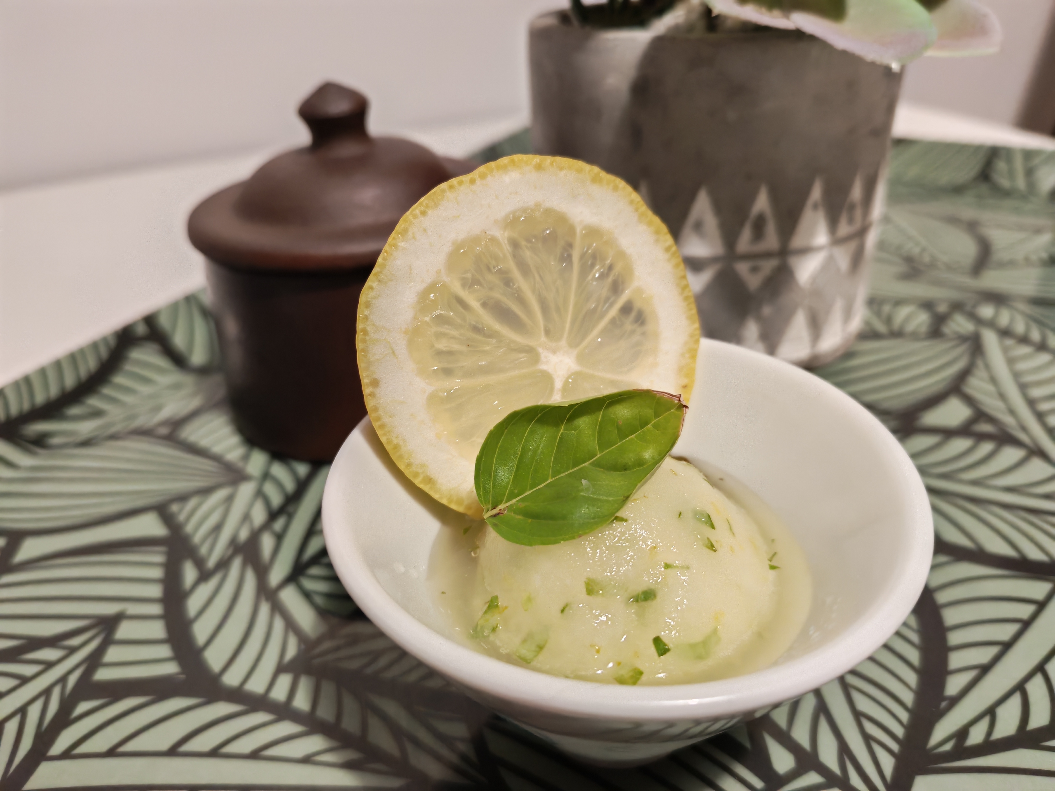Photo de boules de glace au citron et basilic