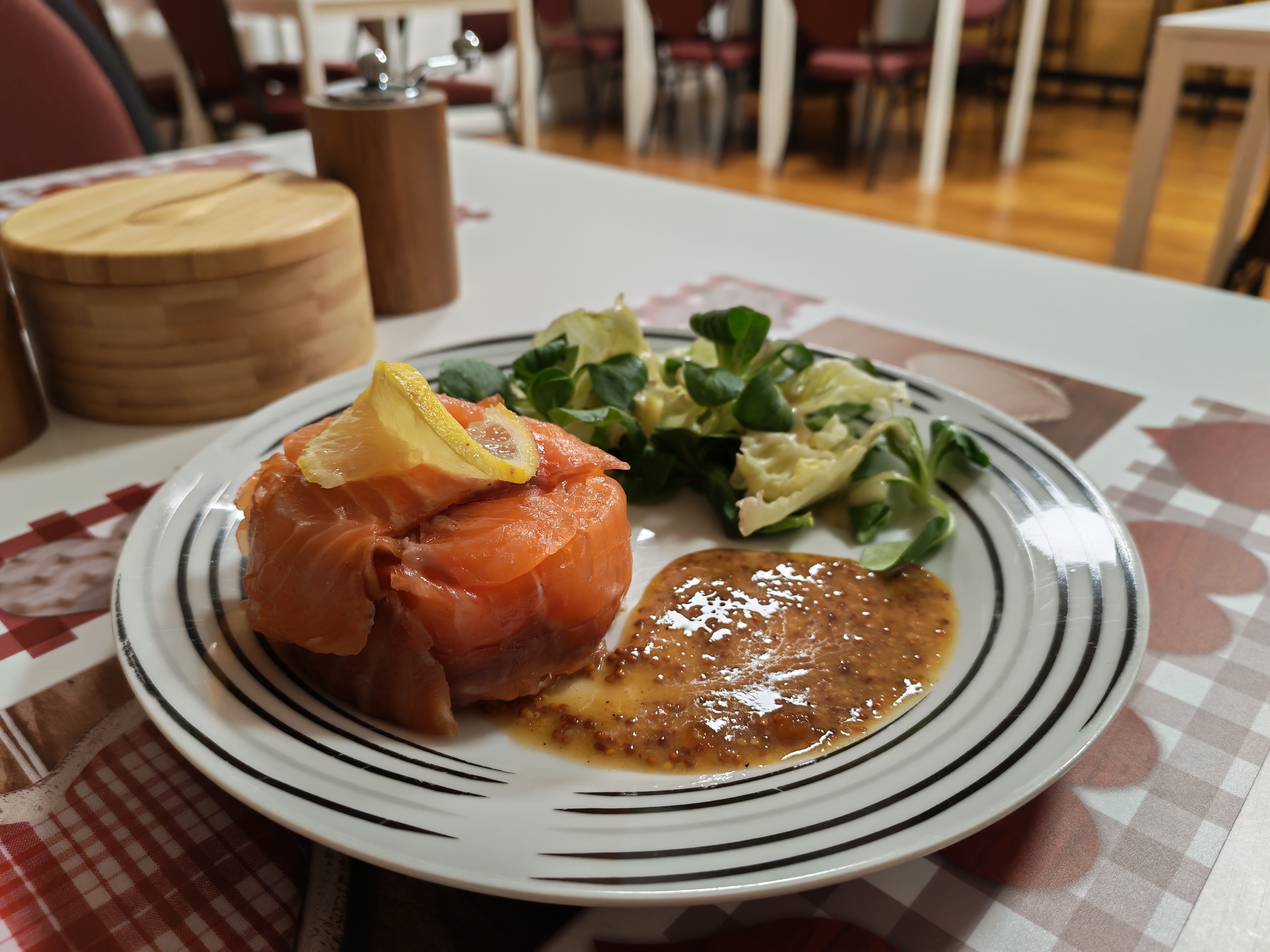 Photo d'un Coeur de Thon sous son manteau de Saumon et son accompagnement salade verte
