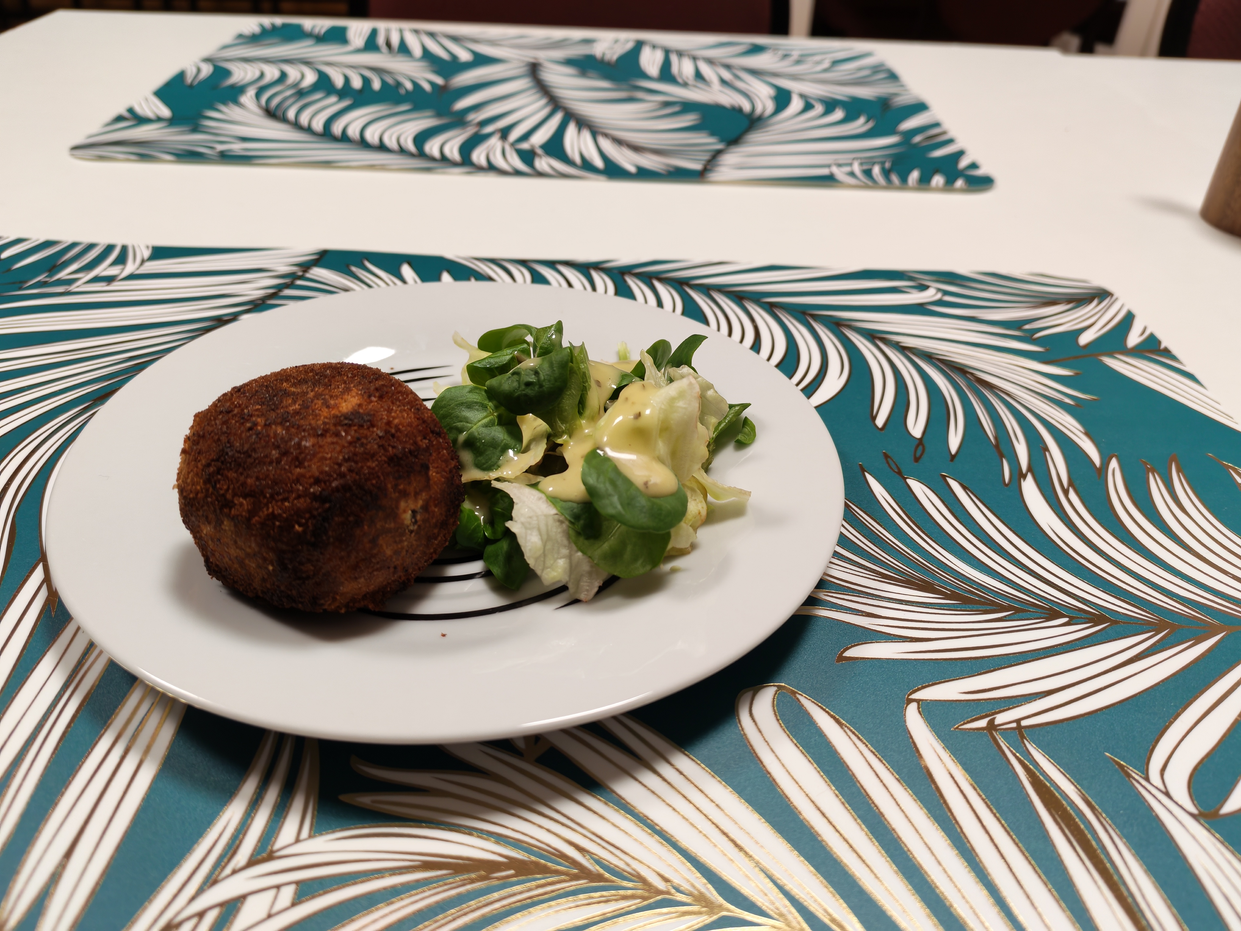 Photo d'un chèvre au miel pané et son accompagnement salade verte