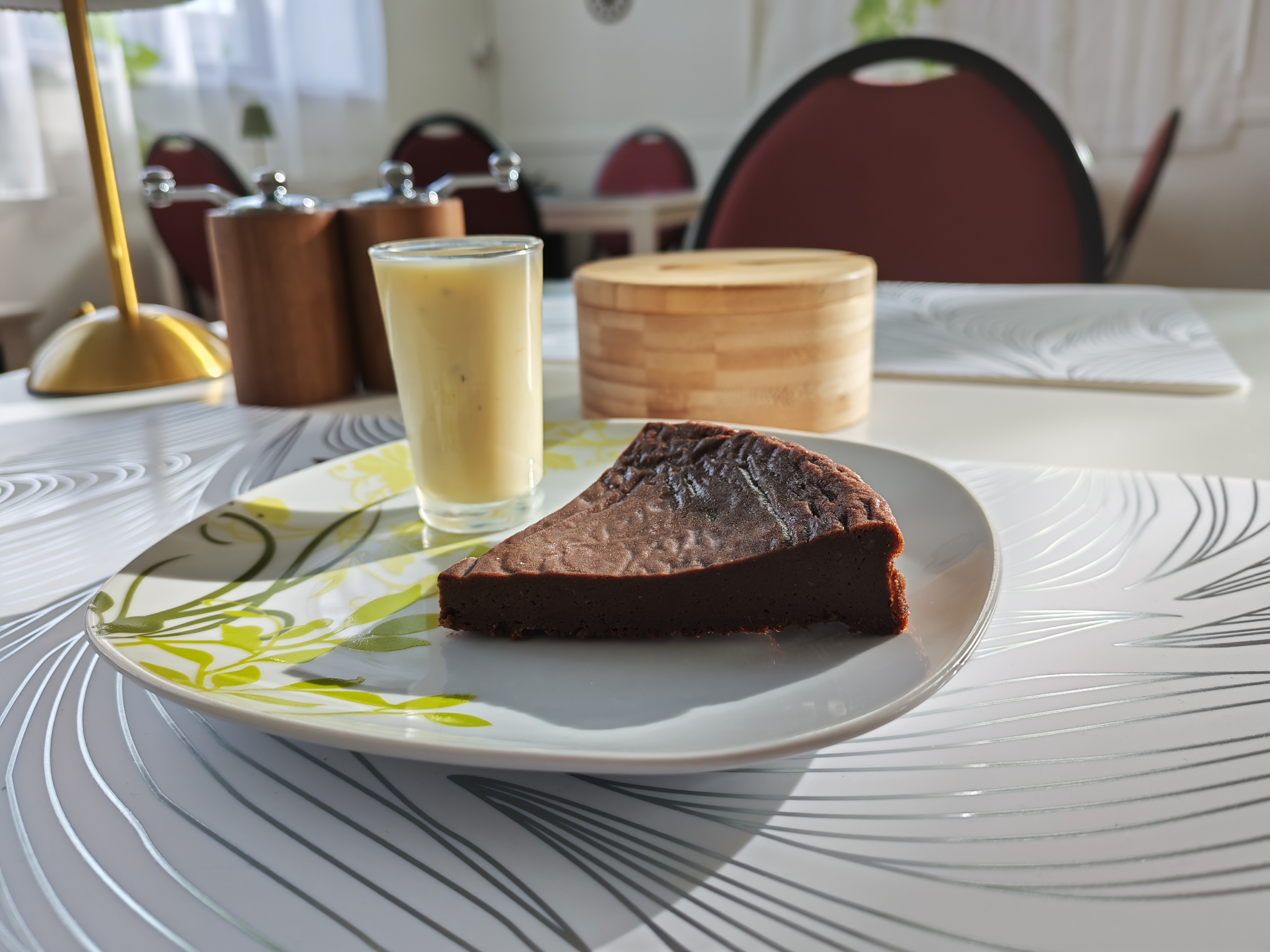Photo d'un fondant au chocolat et sa crème anglaise