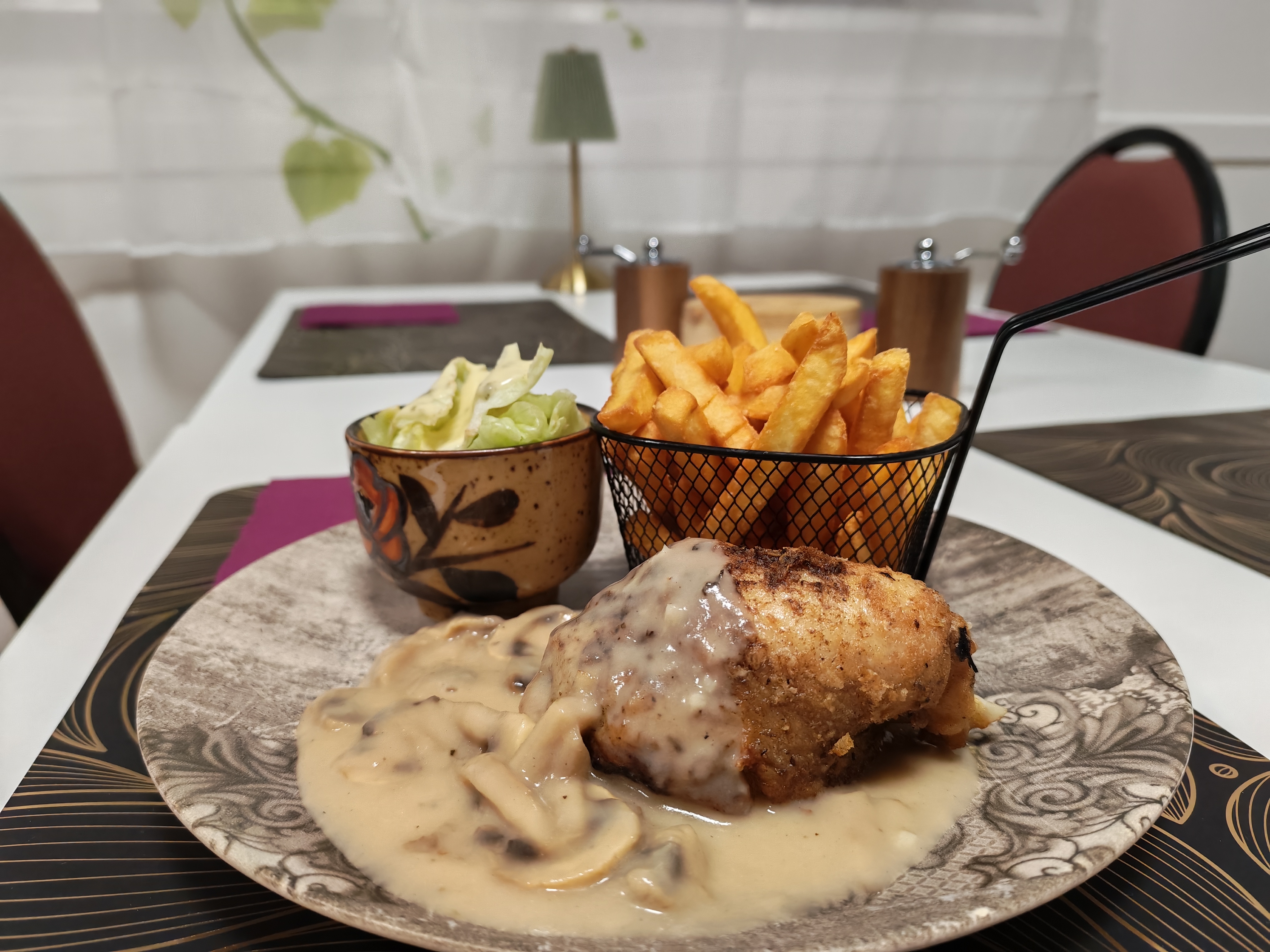 Photo de l'assiette contenant un fondant de volaille et une crème aux champignons