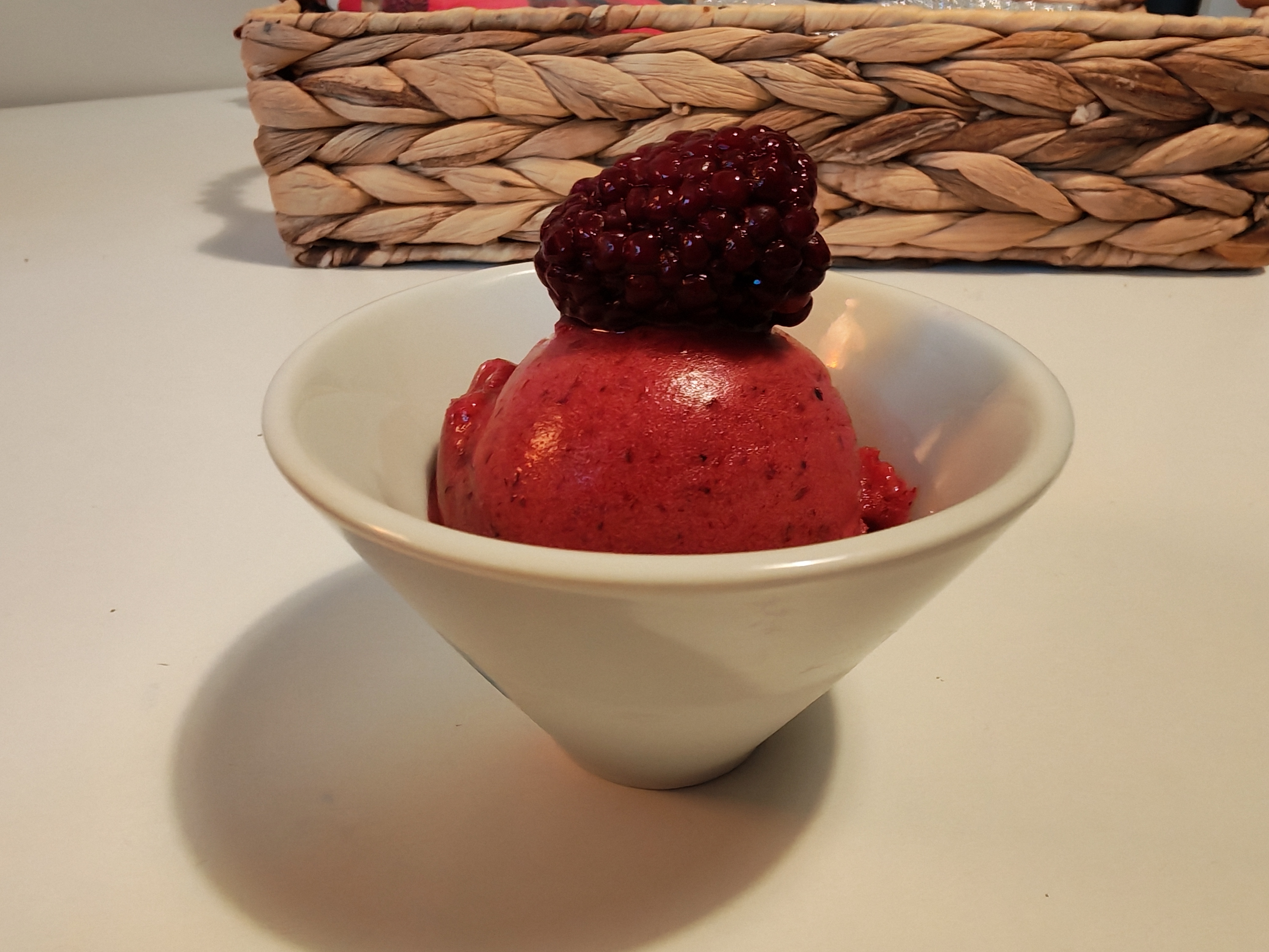 Photo de boules de glace au fruits rouges
