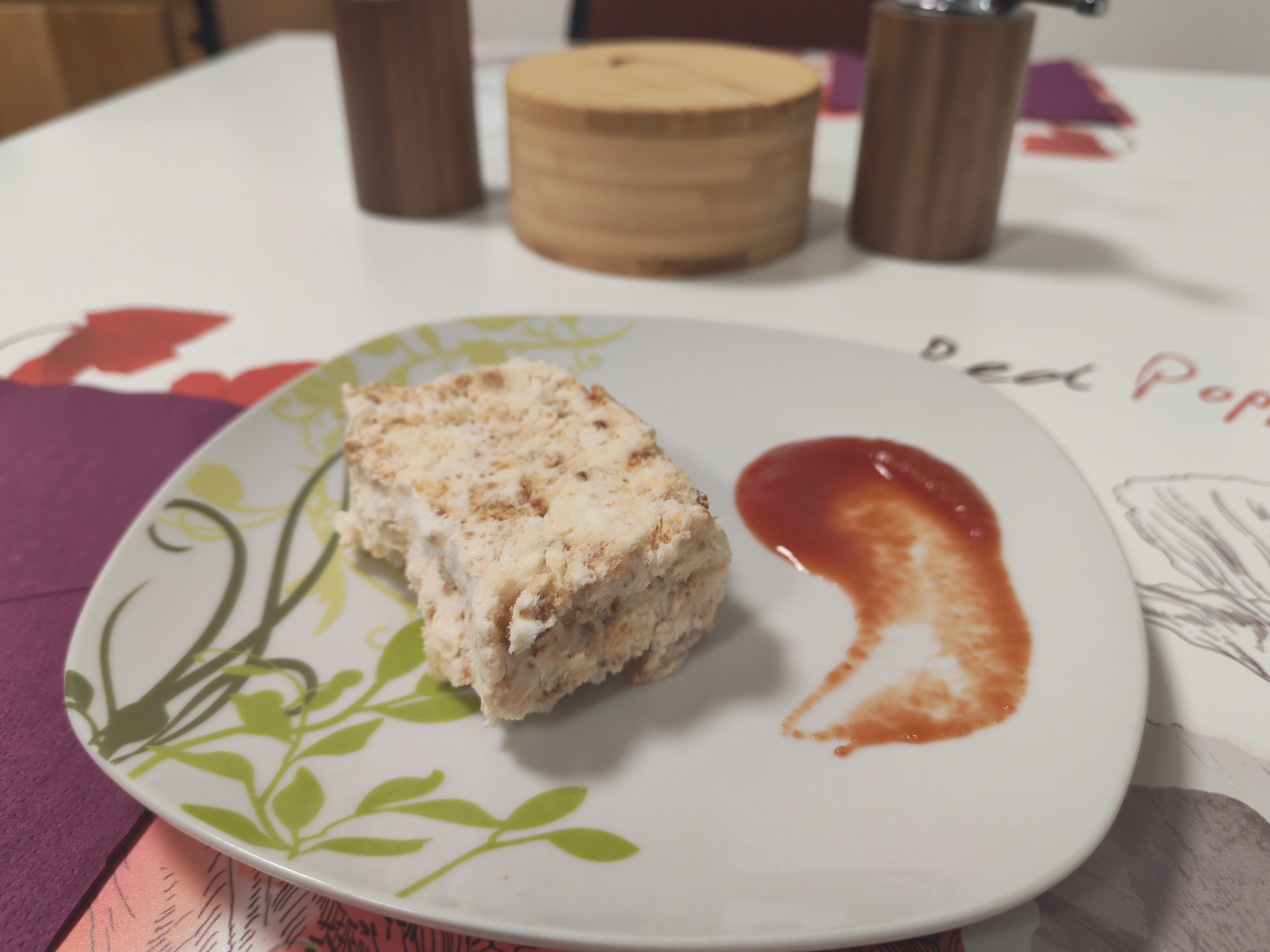 Photo d'une assiette contenant un Nougat Glacé Artisanal