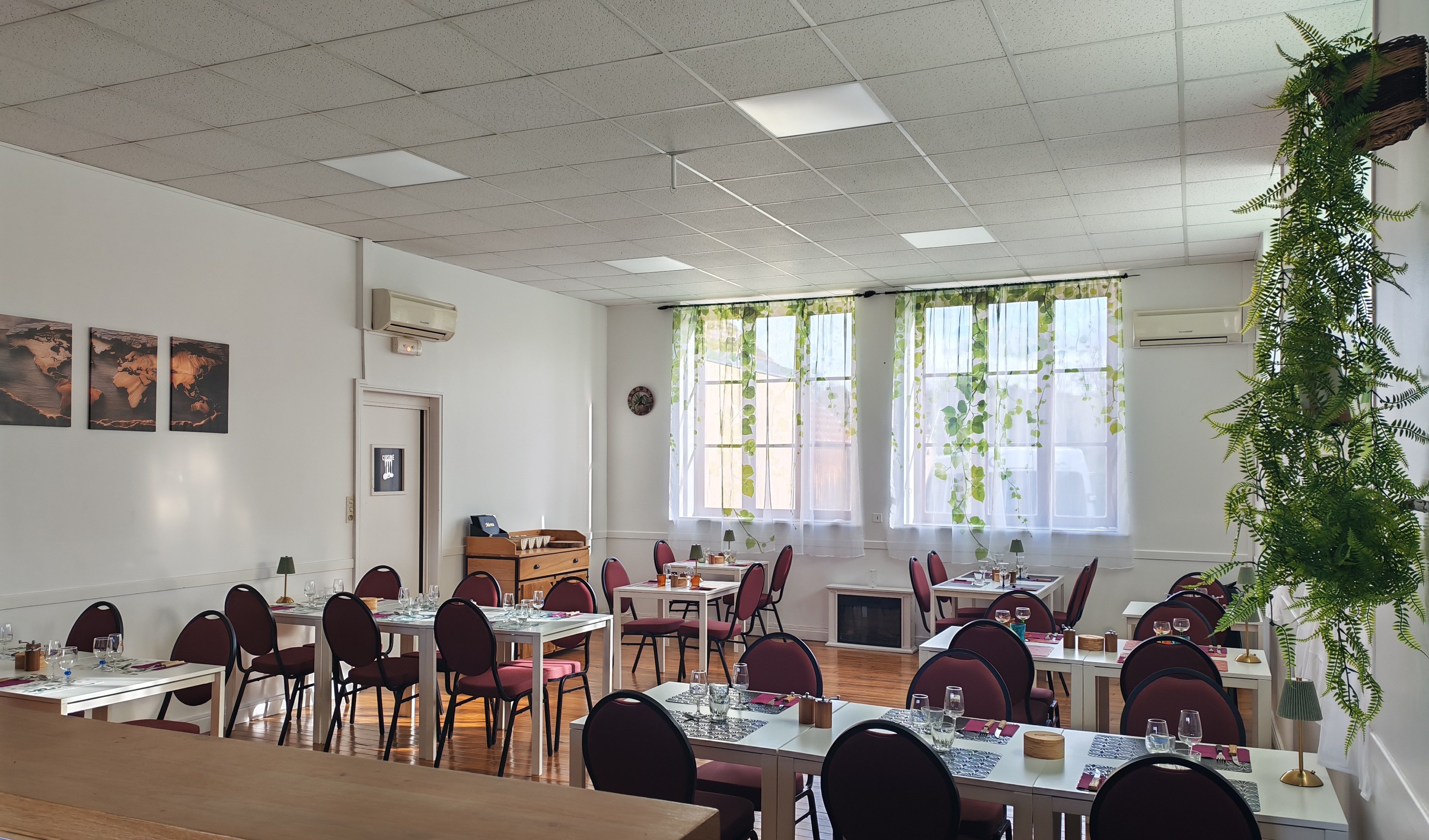 Photo de la salle de restaurant de l'Auberge de Charron